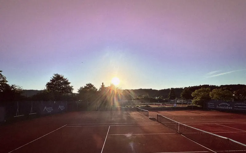 Sandplatz im Gegenlicht der Abendsonne
