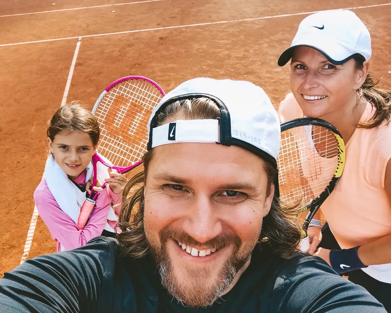 Selfie auf dem Sandplatz: Greg vorne, dahinter Aaliyah und Nadine mit ihren Schlägern