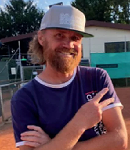Frank Wilhelm, Coach de Luxe, auf der Tennisanlage mit Cap
