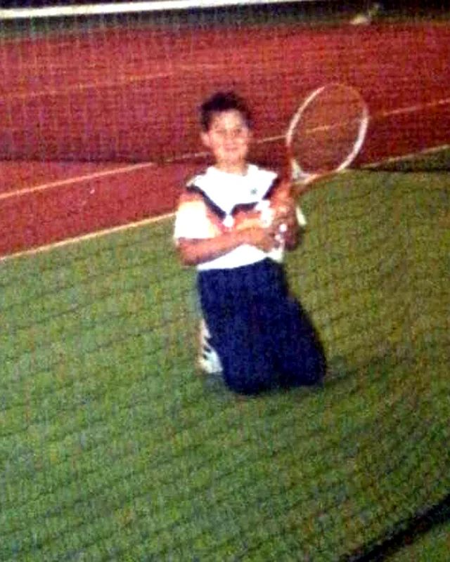 Greg als kleiner Junge mit Tennisschläger in der alten Tennishalle in Gernsheim, achtziger Jahre