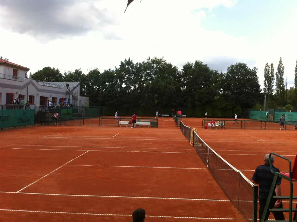 Turniertag auf einer Tennisanlage mit mehreren Sandplätzen und Vereinsheim