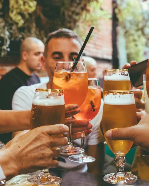 Nach dem Spiel: Anstoßen mit Bier und Aperol Spritz